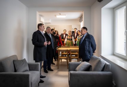 Marszałek Adam Struzik w towarzystwie dyrektora Jacka Bonieckiego i artystów ogląda wnętrze bursy