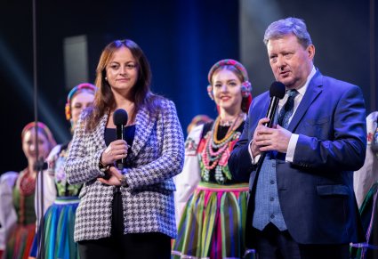 Dyrektor zespołu "Mazowsze" Jacek Boniecki w trakcie wypowiedzi do mikrofonu