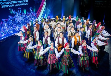 Artyści Mazowsza w kostiumach opoczyńskich tworzą koło na scenie