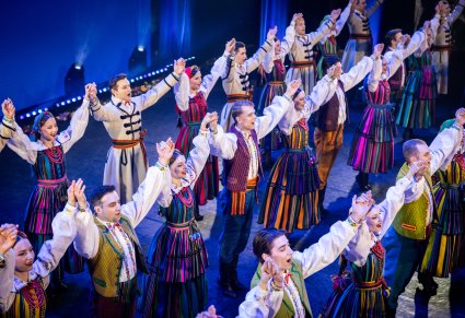 Artyści Mazowsza w kostiumach opoczyńskich tańczą na scenie