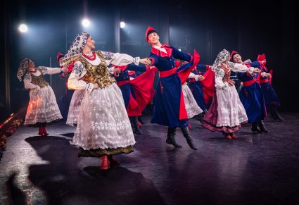 Artyści Mazowsza w kostiumach wilanowskich tańczą na scenie