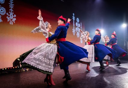 Artyści Mazowsza w kostiumach wilanowskich tańczą na scenie
