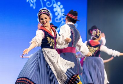 Artyści Mazowsza w kostiumach kaszubskich tańczą na scenie