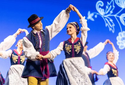 Artyści Mazowsza w kostiumach kaszubskich tańczą na scenie