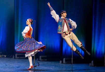 Artyści Mazowsza w kostiumach szczawnickich uchwyceni w tańcu na scenie