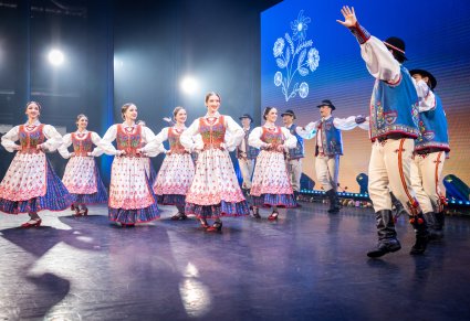 Artyści Mazowsza w kostiumach szczawnickich tańczą na scenie