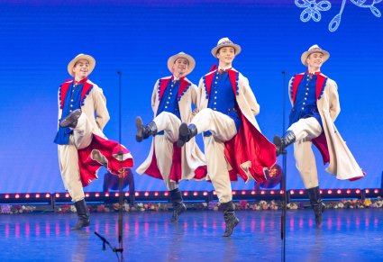 Artyści Mazowsza w kostiumach krzemienieckich tańczą na scenie