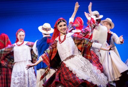 Artyści Mazowsza w kostiumach krzemienieckich tańczą na scenie
