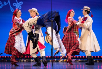 Artyści Mazowsza w kostiumach krzemienieckich tańczą na scenie