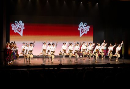 Artyści Mazowsza w kostiumach jurgowskich tańczą na scenie