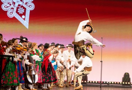 Artyści Mazowsza w kostiumach jurgowskich tańczą na scenie