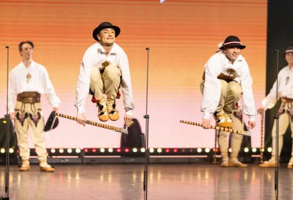 Artyści Mazowsza w kostiumach jurgowskich skaczą przez ciupagi