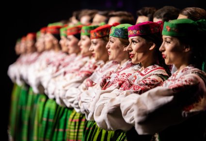 Artyści chóru Mazowsza śpiewają na scenie