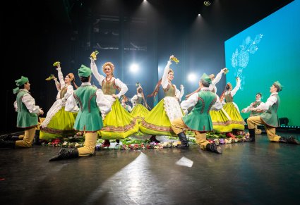 Artyści Mazowsza w kostiumach lubuskich tańczą na scenie