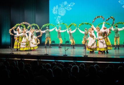 Artyści Mazowsza w kostiumach lubuskich tańczą na scenie