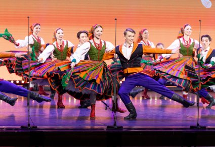 Artyści Mazowsza w kostiumach sannickich tańczą na scenie