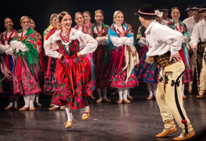 Artyści baletu Mazowsza w kostiumach góralskich tańczą na scenie