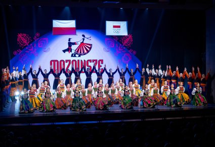 Artyści zespołu Mazowsze w układzie finałowym