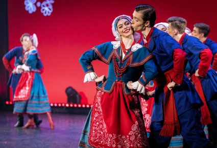 Artyści baletu Mazowsza w kostiumach kujawskich uchwyceni w tańcu