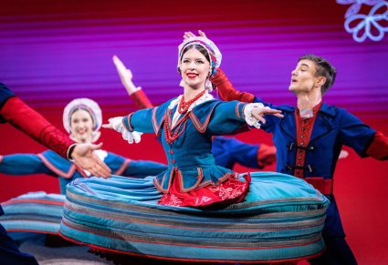 Artyści baletu Mazowsza w kostiumach kujawskich uchwyceni w tańcu