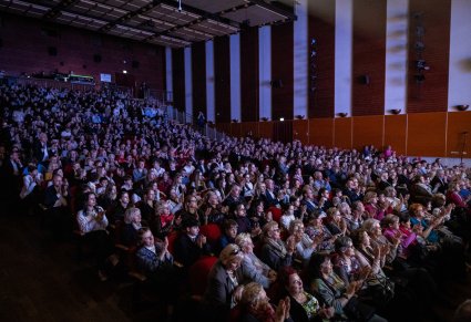 szerokie ujęcie na salę pełną widzów