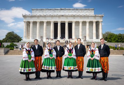 Grupa Artystów w kostiumach kocierzewskich w Waszyngtonie