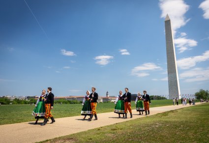 Grupa Artystów w kostiumach kocierzewskich w Waszyngtonie