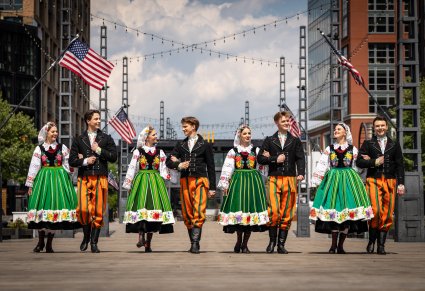 Grupa Artystów w kostiumach kocierzewskich na molo w Waszyngtonie