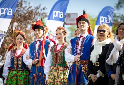 Delegacja dwóch par Artystów w kostiumach krakowskich na uroczystości złożenia wieńców pod pomnikiem T. Kościuszki