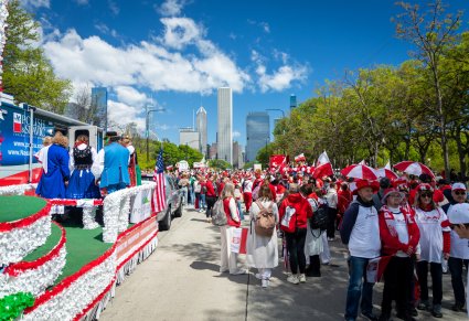 Uczestnicy Parad Konstytucji 3 Maja w Chicago ubrani w barwy biało-czerwone