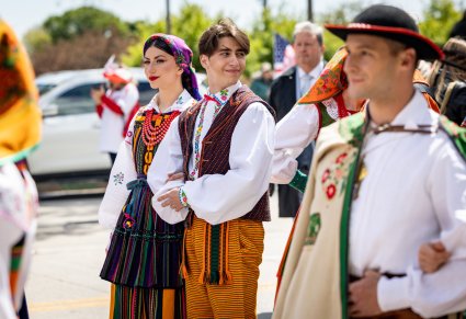 Zbliżenie na Artystów w kostiumach ludowych na Paradzie Konstytucji 3 Maja w Chicago