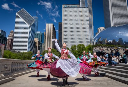 Pięć Artystek w kostiumach kujawskim, krakowskim, wilanowskim, podhalańskim i sannickim w Millenium Park w Chicago