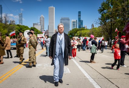 Na pierwszym planie Dyrektor zespołu "Mazowsze" na Paradzie Konstytucji 3 Maja w Chicago