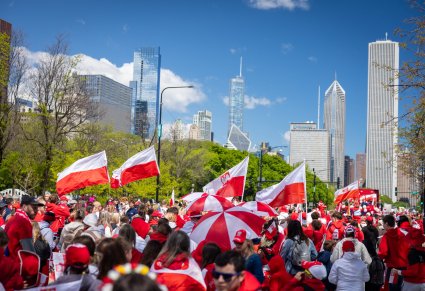 Czerwono-biały widok na Paradzie Konstytucji 3 Maja w Chicago