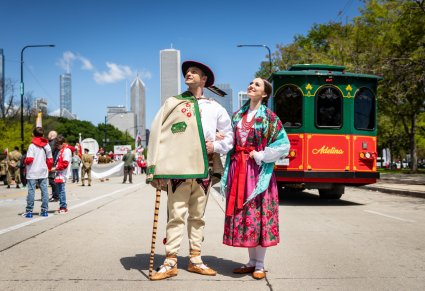 Para Artystów w kostiumach podhalańskich na Paradzie Konstytucji 3 Maja w Chicago
