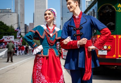 Para Artystów w kostiumach kujawskich na Paradzie Konstytucji 3 Maja w Chicago