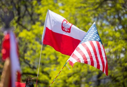 Zbliżenie na flagę Polski i flagę Stanów Zjednoczonych