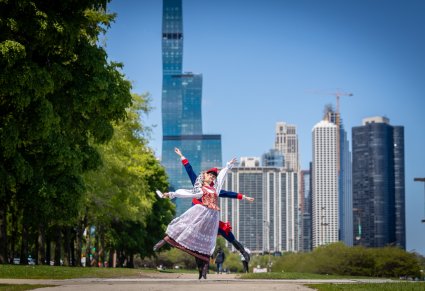 Para Artystów w kostiumach wilanowskich przy jeziorze Michigan w Chicago