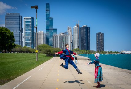 Para Artystów w kostiumach kujawskich przy jeziorze Michigan w Chicago