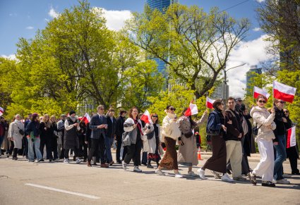 Artyści zespołu "Mazowsze" w prywatnym ubiorze podczas Parady Konstytucji 3 Maja w Chicago