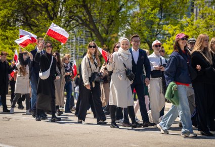 Artyści zespołu "Mazowsze" w prywatnym ubiorze podczas Parady Konstytucji 3 Maja w Chicago