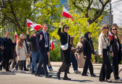 Artyści zespołu "Mazowsze" w prywatnym ubiorze podczas Parady Konstytucji 3 Maja w Chicago