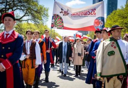 Na pierwszym planie Dyrektor zespołu wraz z małżonką, Artyści w kostiumach ludowych na Paradzie Konstytucji 3 Maja w Chicago