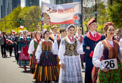 Uśmiechnięci Artyści w kostiumach ludowych na Paradzie Konstytucji 3 Maja w Chicago