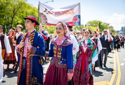 Zbliżenie na Artystów w kostiumach ludowych podczas Parady Konstytucji 3 Maja w Chicago