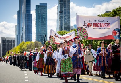 Artyści w kostiumach ludowych wraz z innymi Artystami na Paradzie Konstytucji 3 Maja w Chicago