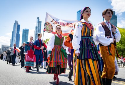 Uśmiechnięci Artyści w kostiumach ludowych na Paradzie Konstytucji 3 Maja w Chicago