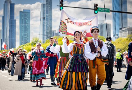 Artyści zespołu "Mazowsze" w kostiumach ludowych na Paradzie Konstytucji 3 Maja w Chicago