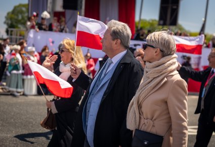 Zbliżenie na Dyrektora zespołu "Mazowsze" wraz z żoną i Kierowniczką Baletu