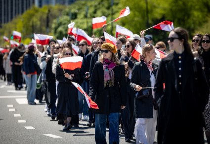 Artyści z zespołu "Mazowsze" , trzymający w rękach flagi Polski na Paradzie Konstytucji 3 Maja w Chicago,